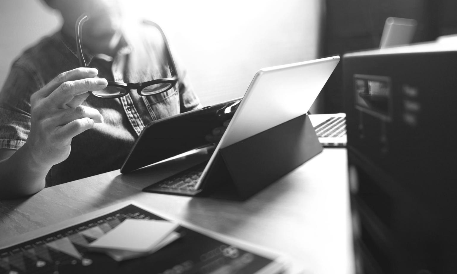 Studenti che lavorano su progetti di layout web